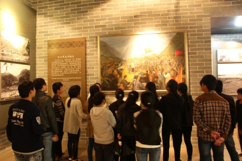 圖四同學(xué)們參觀廣西革命紀(jì)念館.jpg