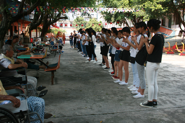 圖二 志愿者們?yōu)槔先搜莩枨?JPG