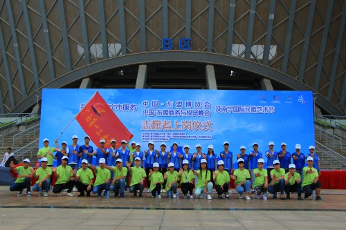 圖三 青年志愿者在會場合影_conew1.jpg