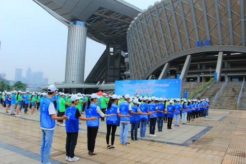 圖二 青年志愿者學(xué)習(xí)引領(lǐng)禮儀動作_conew1.jpg