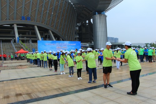 圖一 青年志愿者學(xué)習(xí)服務(wù)禮儀動作_conew1.jpg