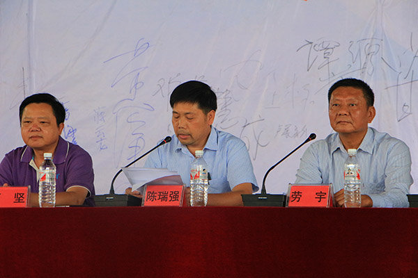 圖二 陳瑞強(qiáng)副校長（中）為開幕式致辭.jpg