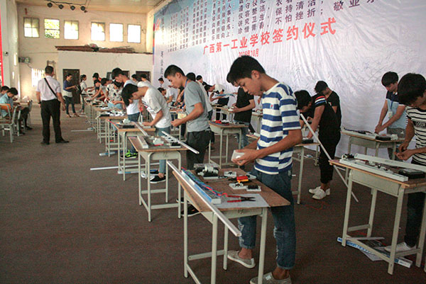 圖七 學(xué)生參加室內(nèi)照明線路裝配比賽.jpg