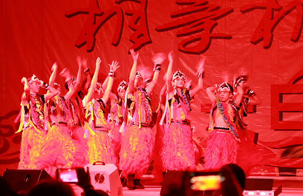 圖七 青協(xié)文藝部舞蹈《紅色英雄》.jpg