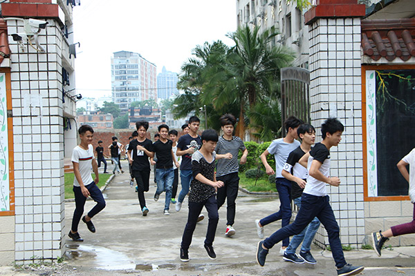 圖一 地震逃生演習(xí)中學(xué)生從宿舍撤離.JPG