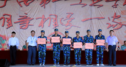 圖五 校領(lǐng)導(dǎo)與先進(jìn)連隊(duì)代表合影留念.jpg