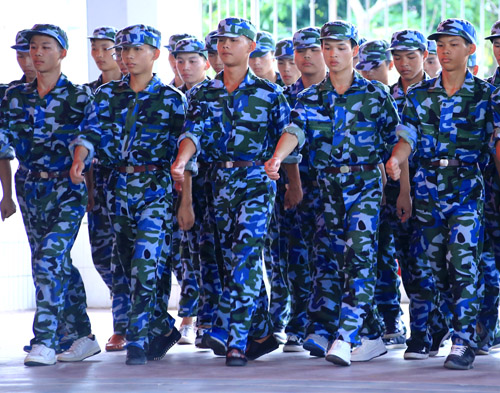 圖三 學(xué)生表演齊步走.jpg