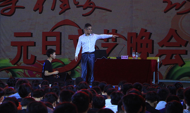 圖二 蔣兆盛校友與現(xiàn)場(chǎng)學(xué)生互動(dòng).JPG