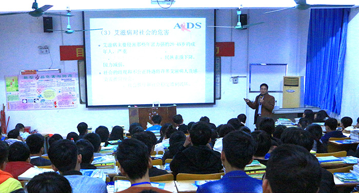 圖一 我校學生參加南寧市興寧區(qū)疾病控制中心黃禮慶副主任主講的艾滋病知識宣傳教育講座.JPG