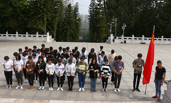 圖一 學(xué)生在革命烈士紀(jì)念碑前默哀.JPG
