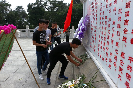 圖二 學(xué)生向烈士獻(xiàn)上鮮花.JPG