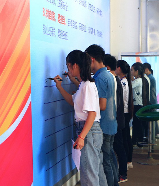 圖四 班級學生代表在《中等職業(yè)學校學生公約》上簽字.jpg