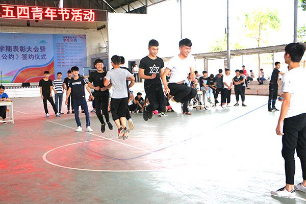 圖一 學(xué)生參加跳長繩比賽.jpg