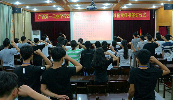 圖三 團(tuán)干重溫入團(tuán)宣誓誓詞.jpg