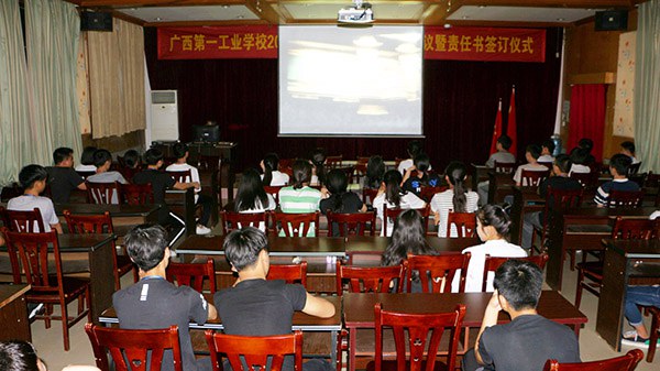 圖四 團(tuán)干觀看電影《我的1919》.jpg