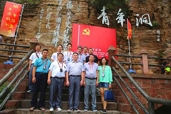 黨員教師在青年洞合影_1.jpg