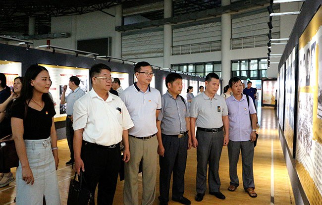 黨員干部參觀“不忘初心、牢記使命”——廣西黨組織成長的光榮之路主題展播.jpg
