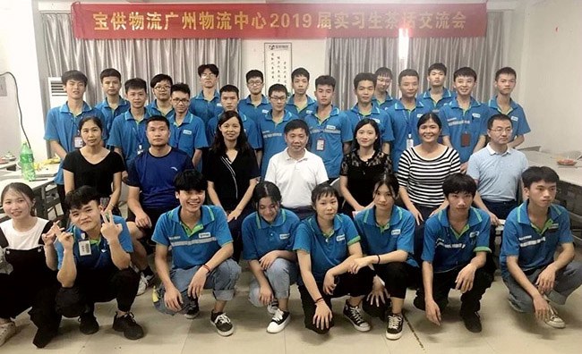 陳瑞強(qiáng)副校長(zhǎng)在寶供物流廣州物流中心與實(shí)習(xí)生合影.jpg