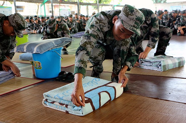 1567495822484269.jpg 新生進(jìn)行內(nèi)務(wù)整理表演.JPG