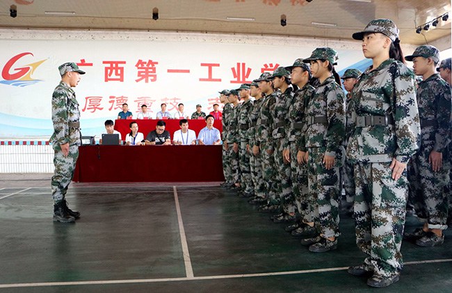 1567495838339468.jpg 新生在教官的帶領(lǐng)下進(jìn)行會(huì)操表演.JPG