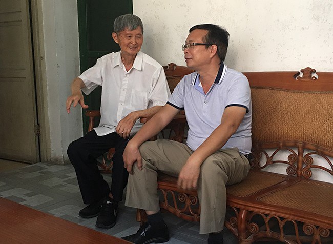 1568105507669679.jpg 黃杰品副校長(右一)看望慰問原校長劉壯偉.JPG