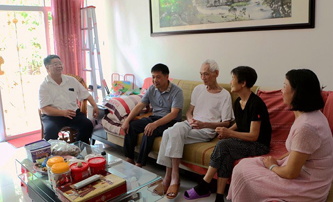 1568105568328212.jpg 張海林書記(左一)看望慰問原副校長吳超(陸紅文攝).jpg