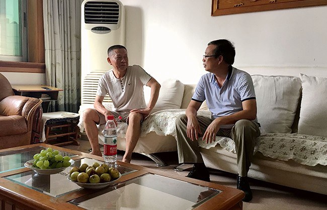 1568105606580915.jpg 黃杰品校長(右一)看望慰問原副校長勞宇(韋少寒?dāng)z).jpg