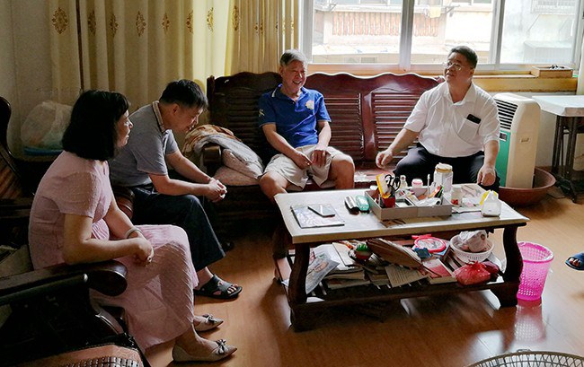 1568105623984501.jpg 張海林書記(右一)看望慰問退休教師(陸紅文攝).jpg