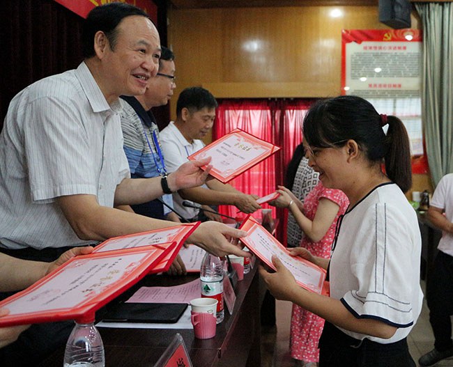 1568216962281652.jpg 自治區(qū)應(yīng)急管理廳陳家良副廳長為獲獎教師頒發(fā)證書.JPG