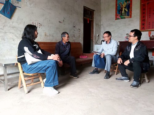 1572578699269258.jpg 黃杰品校長(zhǎng)在給幫扶戶作政策宣傳.jpg