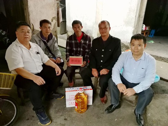 1572578749347923.jpg 張海林書記和李健副校長(zhǎng)到幫扶對(duì)象家中走訪慰問(wèn).jpg