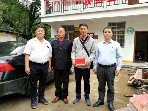 1572578813680963.jpg 校領(lǐng)導(dǎo)看望慰問(wèn)駐村第一書記.jpg