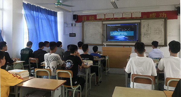 1574242058207923.jpg 19級網(wǎng)絡(luò)2班學生在觀看國家網(wǎng)絡(luò)安全宣傳片.jpg
