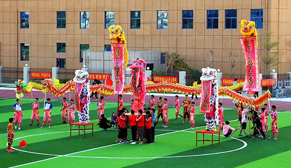 校舞獅協(xié)會展示氣勢盎然的龍獅表演《青春一工步步高》.jpg