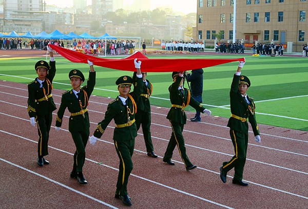 國旗隊高擎鮮艷的五星紅旗步伐矯健經(jīng)過主席臺.jpg