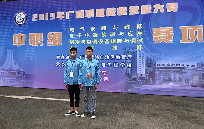 獲獎(jiǎng)選手合影:覃開柳(左) 龐廣振(右).jpg