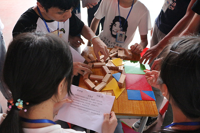積木小組團(tuán)結(jié)協(xié)作完成任務(wù).jpg