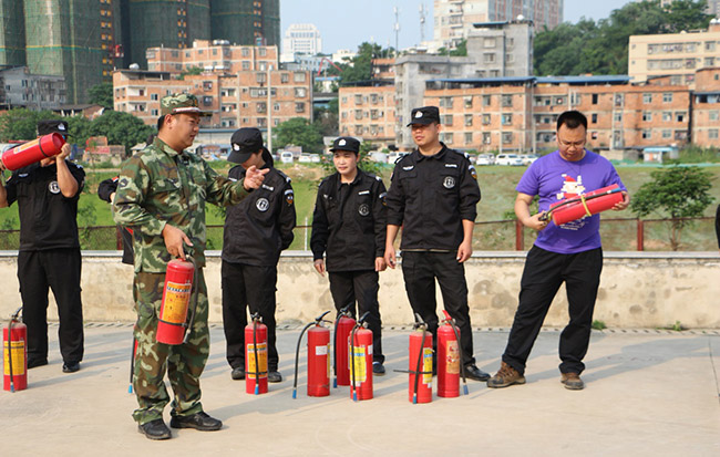 興寧消防大隊(duì)消防員在講解如何使用滅火器.jpg
