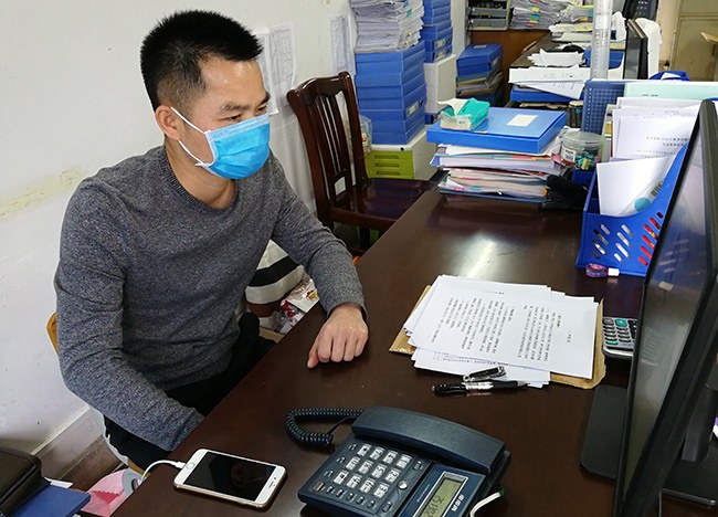 教師在線輔導(dǎo)學(xué)生2.jpg 教師在線輔導(dǎo)學(xué)生2.jpg