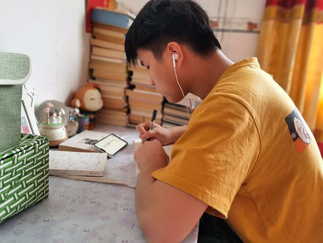 1584002853329733.jpg 學(xué)生在家上網(wǎng)課3.jpg