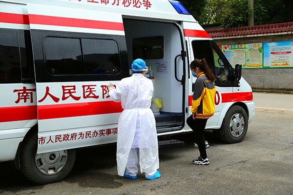 7.南寧市第四人民醫(yī)院派救護車接發(fā)熱學(xué)生前往醫(yī)院進行排查治療.JPG