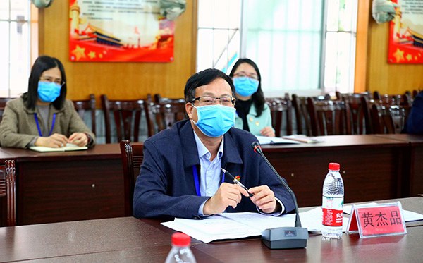 黃杰品校長(zhǎng)向廳領(lǐng)導(dǎo)匯報(bào)工作.JPG
