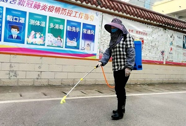 1585038105957751.jpg 保潔員對(duì)校道進(jìn)行消毒.jpg