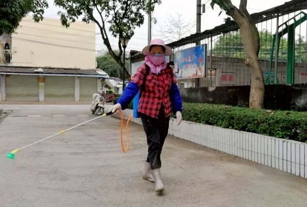 1585039341572341.jpg 保潔員對(duì)校園公共區(qū)域進(jìn)行消毒.jpg