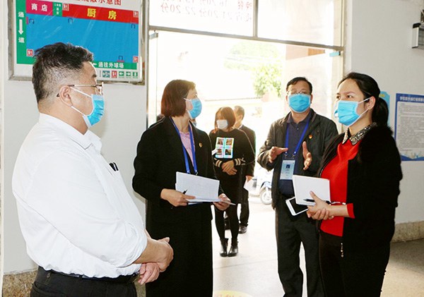 1586511977480505.jpg 黃紅副處長(zhǎng)一行到學(xué)校飯?zhí)眠M(jìn)行檢查.jpg