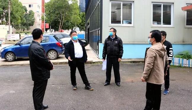 1586856305749995.jpg 校領(lǐng)導(dǎo)對(duì)消毒工作進(jìn)行督查指導(dǎo).jpg