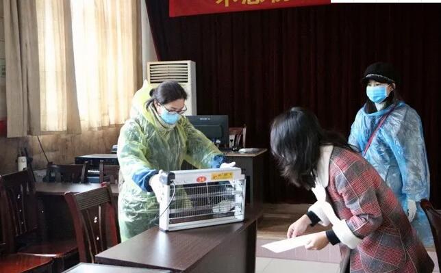 1586856326881212.jpg 用紫外線消毒燈對(duì)會(huì)議室進(jìn)行消毒.jpg