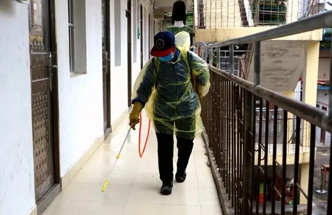 1586856343267565.jpg 用消毒水對(duì)學(xué)生宿舍走廊進(jìn)行噴灑消毒.jpg