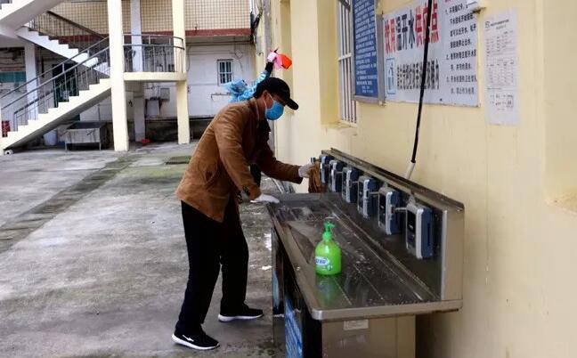 1586856375213882.jpg 對(duì)飲水點(diǎn)進(jìn)行清潔消毒.jpg