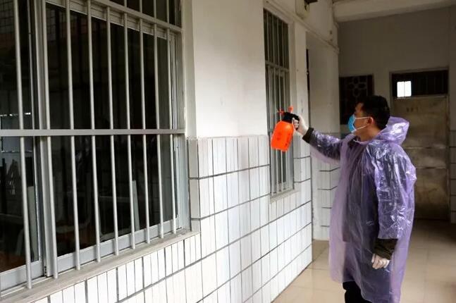 1586856387408416.jpg 對(duì)教室外墻進(jìn)行噴灑消毒.jpg